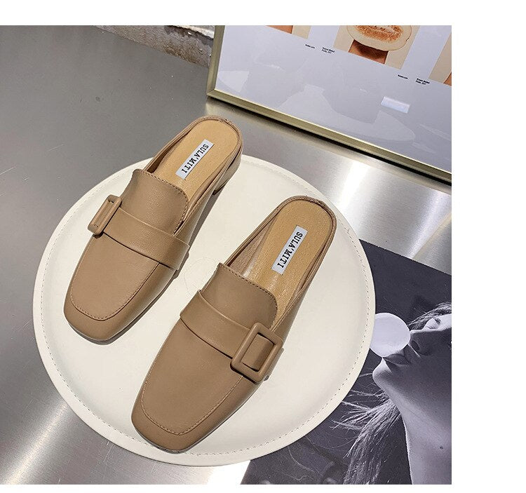 Beige Damen-Loafer mit Schnalle, Leder, modisch, bequem, auf silbernem Tisch.