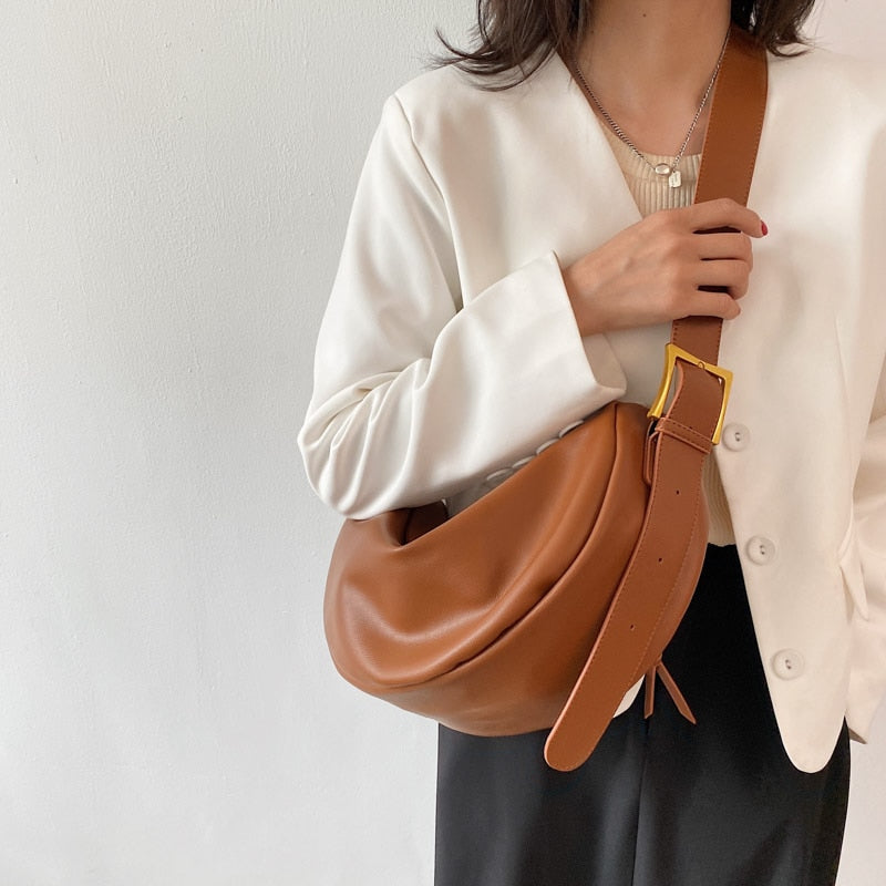 Frau mit brauner Ledertasche, Umhängetasche, modisches Accessoire, elegantes Design.