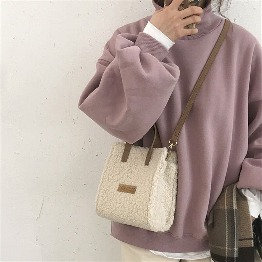 Flauschige Umhängetasche aus Schaffellimitat, cremefarben, modisch, Damenaccessoire.