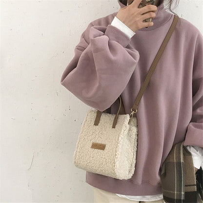 Flauschige Umhängetasche aus Schaffellimitat, cremefarben, modisch, Damenaccessoire.