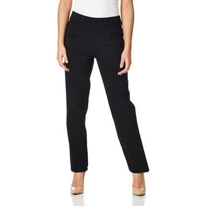 Frau in schwarzer Hose, gerade geschnitten, Business-Look, elegante Damenmode, weiße Bluse.
