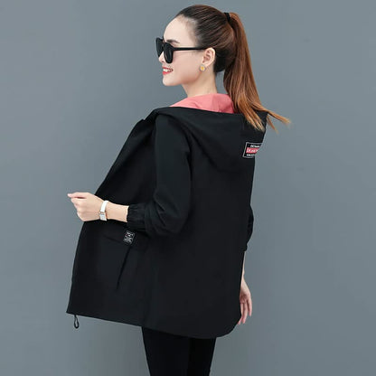 Frau in schwarzer Kapuzenjacke, Rückansicht, lässiger Stil, modische Damenbekleidung.