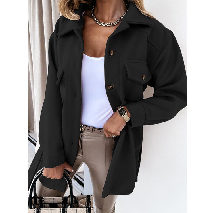 Damenmode: Schwarze Jacke, weiße Bluse, beige Hose, kariertes Handtasche, eleganter Look.