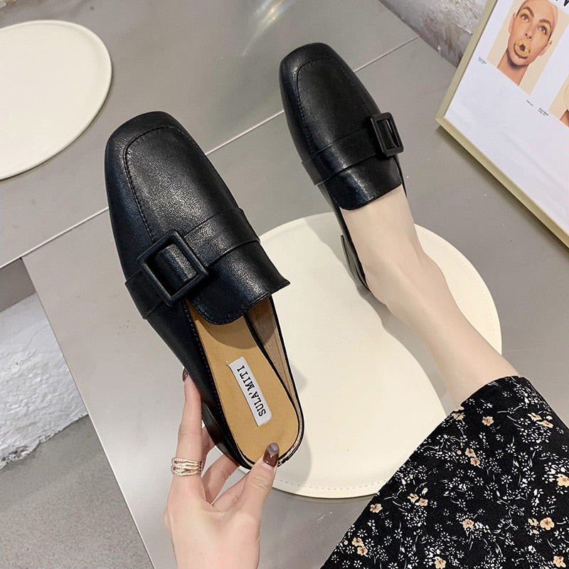 Schwarze Damen-Loafer mit Schnalle, Leder, modisch, elegant, bequem, für Büro und Alltag.