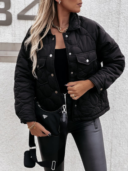 Frau in schwarzer Steppjacke, Lederhose, goldene Kette, modisch, urbaner Stil.