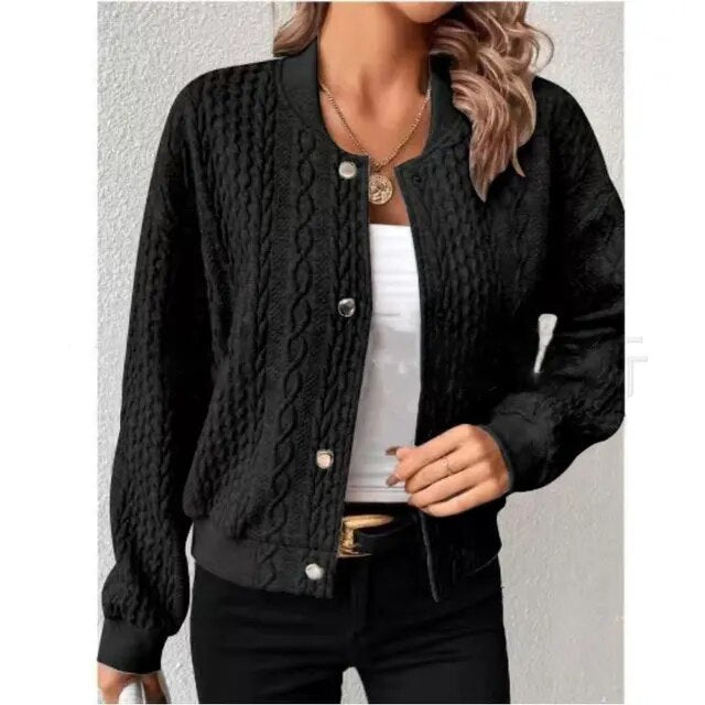 Frau in schwarzer Strickjacke, weißem Top; modische Damenbekleidung, Herbstmode.