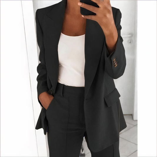 Frau im schwarzen Anzug mit weißem Top, Businessmode, eleganter Look, Bürooutfit.