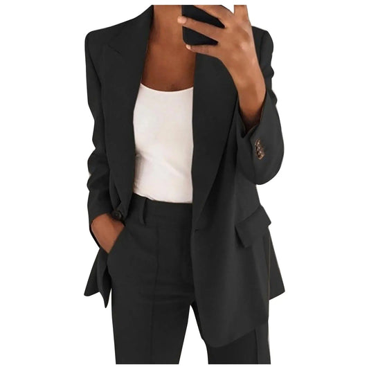 Frau im schwarzen Anzug mit weißem Top, Businessmode, eleganter Look, Damenbekleidung.