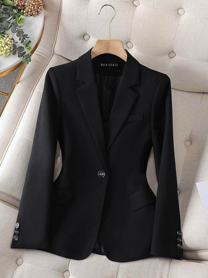 Schwarzer Damenblazer, elegant, einreihig, Knopfdetails, Businessmode, hochwertig.