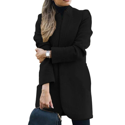 Frau in schwarzem Wollmantel, elegante Damenmode, Herbst-Winter, stilvoller Look.