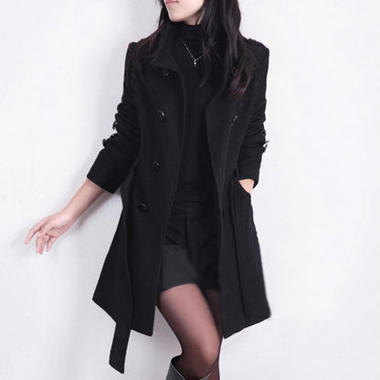 Frau in schwarzem Wollmantel, elegantes Design, Herbstmode, Damenbekleidung, stilvoll.