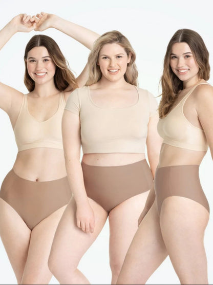 Drei Frauen in nahtloser Shapewear, hautfarbenes Oberteil, braune Unterwäsche, lächelnd.