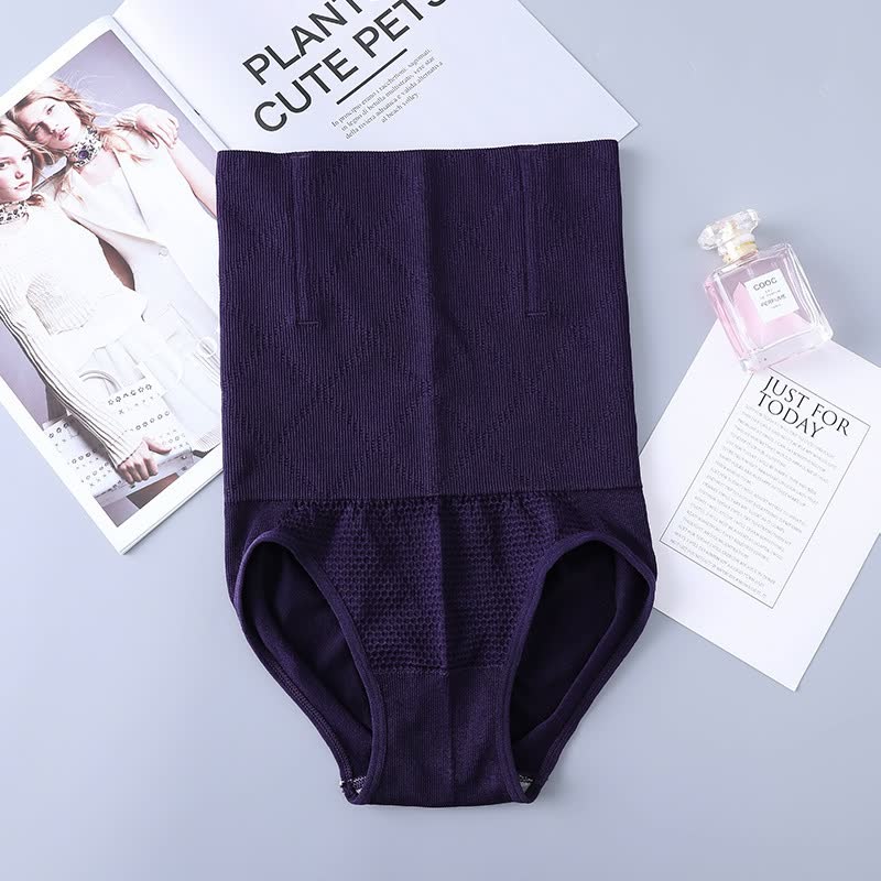 Dunkelviolette Shapewear-Hose, nahtlos, figurformend, auf grauem Hintergrund mit Parfümflasche.