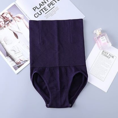 Dunkelviolette Shapewear-Hose, nahtlos, figurformend, auf grauem Hintergrund mit Parfümflasche.