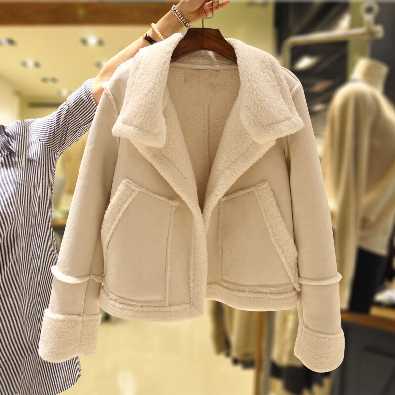 Beige Damenjacke aus Kunstpelz, modisch, warm, mit Taschen, ideal für Herbst und Winter.