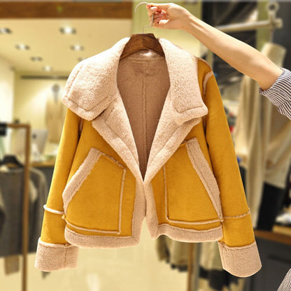 Gelbe Damenjacke aus Lammfell, modisch, warm, mit großen Taschen, ideal für Herbst/Winter.
