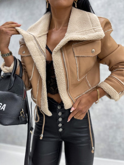 Frau in brauner Lammfelljacke, schwarze Lederhose, modisch, Herbstmode, Damenbekleidung.