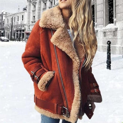 Frau in brauner Lammfelljacke, Wintermode, warm, stilvoll, Stadt, Schnee, modisch.