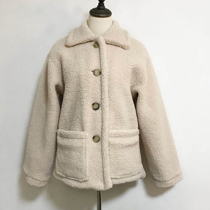 Beige Damen Teddyjacke, Knöpfe, Taschen, Wintermode, kuschelig, warm, modisch, elegant.