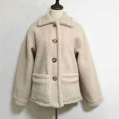 Beige Damen Teddyjacke, Knöpfe, Taschen, Wintermode, kuschelig, warm, modisch, elegant.