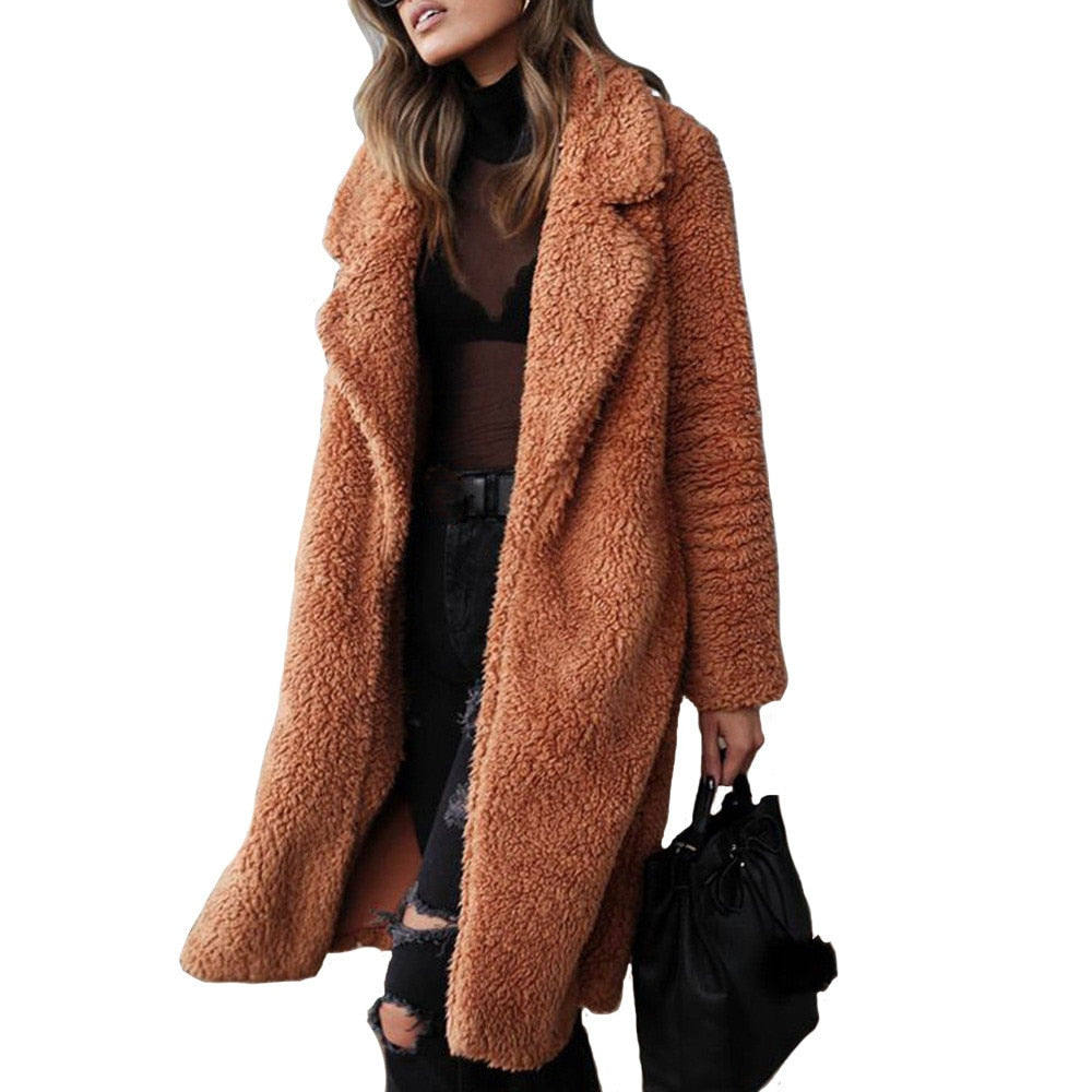 Frau in braunem Teddy-Mantel, schwarzes Outfit, modisch, Herbst-Winter, Streetwear.