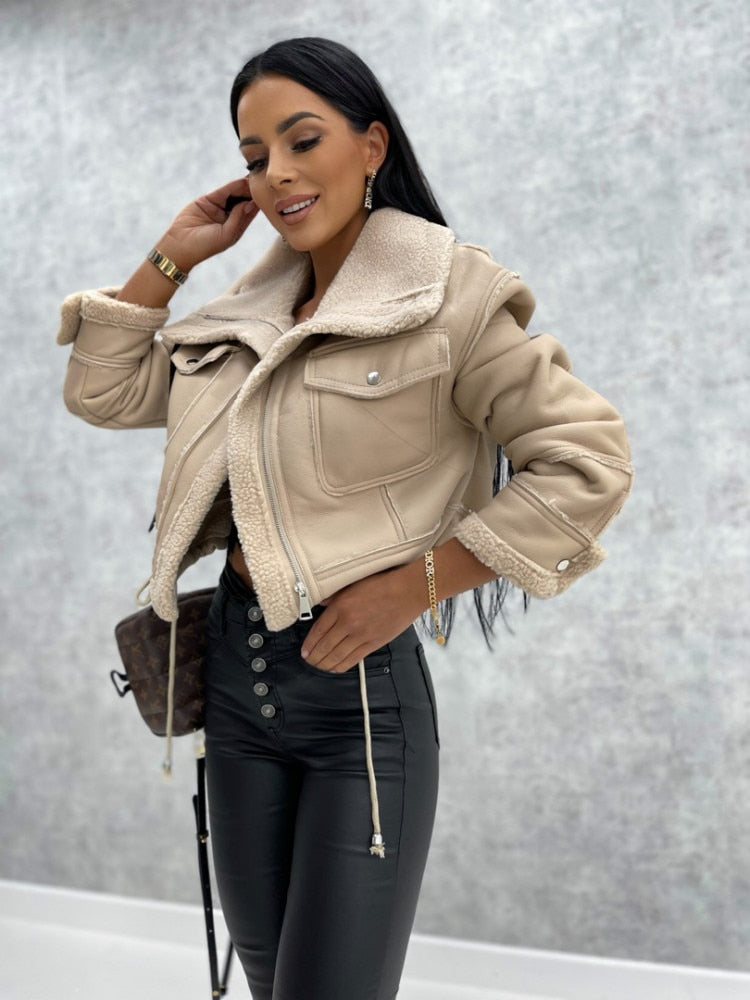 Damenjacke beige mit Sherpa-Futter, Reverskragen, ideal für kühleres Wetter.