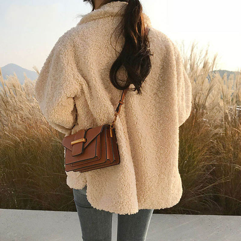 Frau in beiger Teddyjacke mit brauner Umhängetasche, Herbstmode, Outdoor, stilvoll.