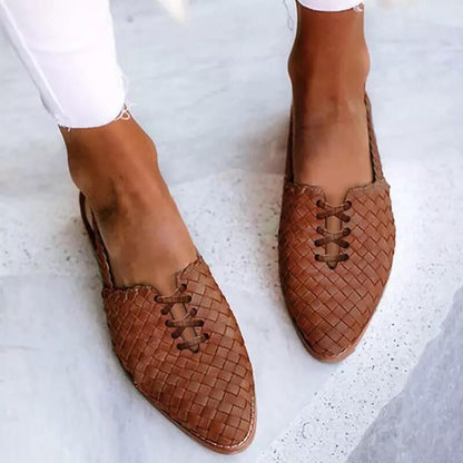 Braune geflochtene Damenslipper aus Leder, modische Sommerschuhe, bequem und elegant.