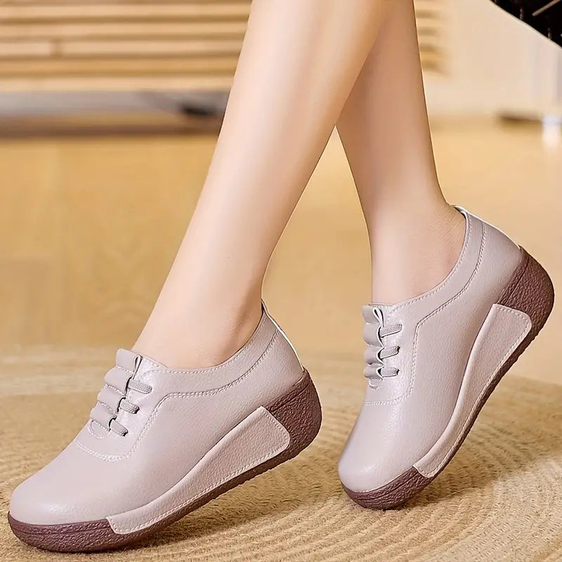 Damen-Sneaker beige, bequem, rutschfest, Freizeit, Lederoptik, braune Sohle, modisch.