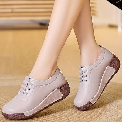 Damen-Sneaker beige, bequem, rutschfest, Freizeit, Lederoptik, braune Sohle, modisch.