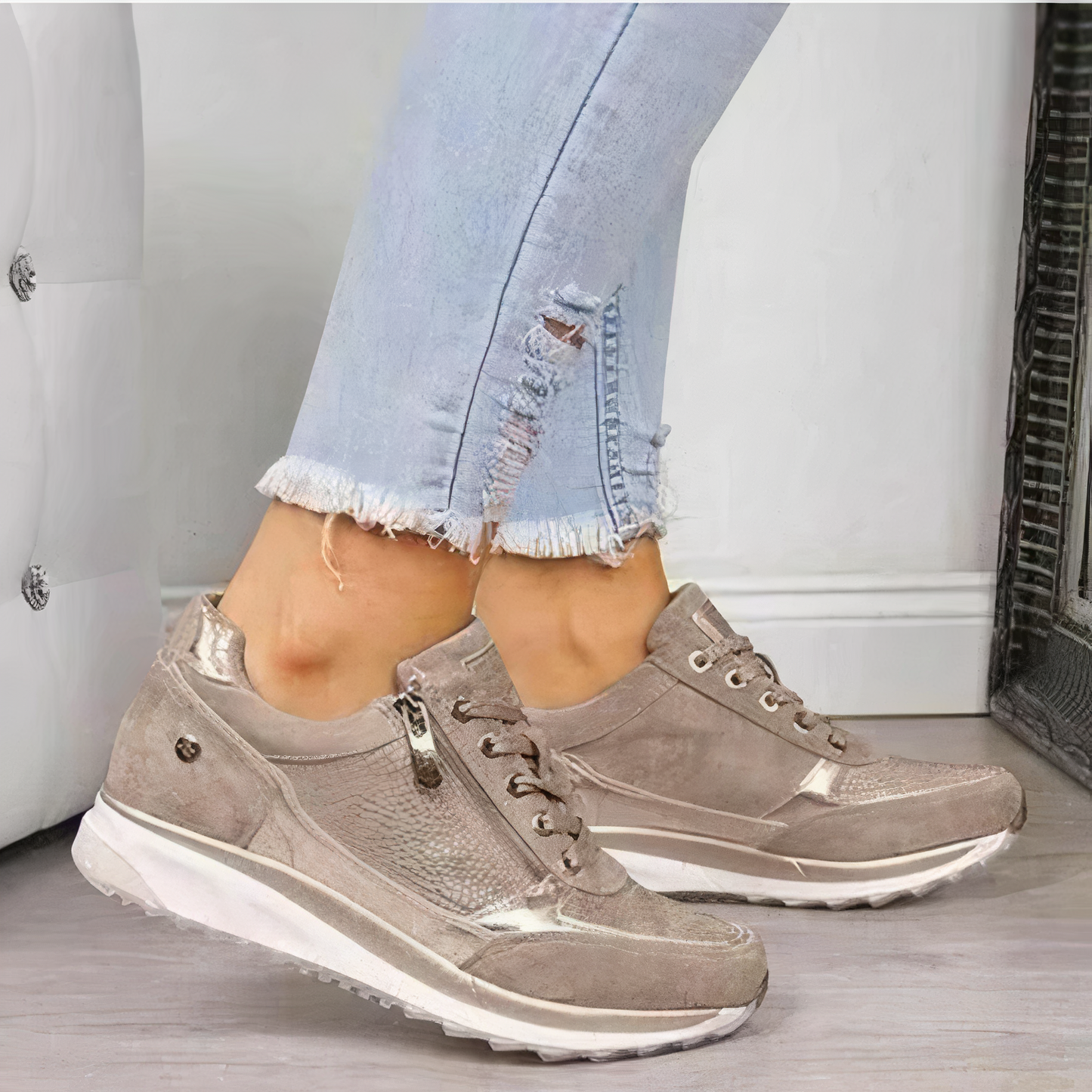 Damen Sneaker beige Wildleder, Reißverschluss, weiße Sohle, modisch, bequem, Freizeitmode.