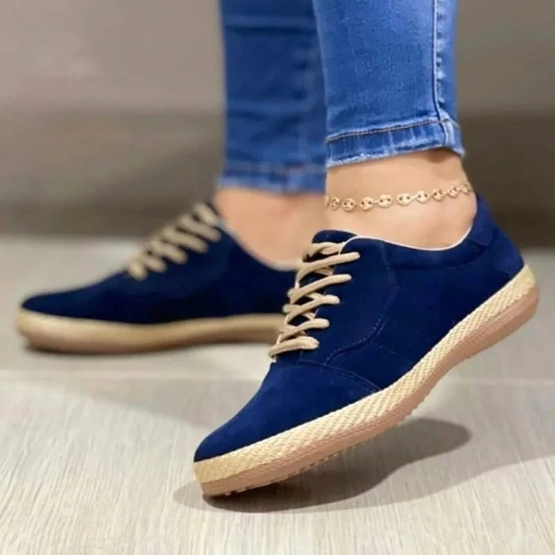 Blaue Damen-Sneaker aus Wildleder mit beiger Sohle und Schnürsenkeln, modisch und bequem.