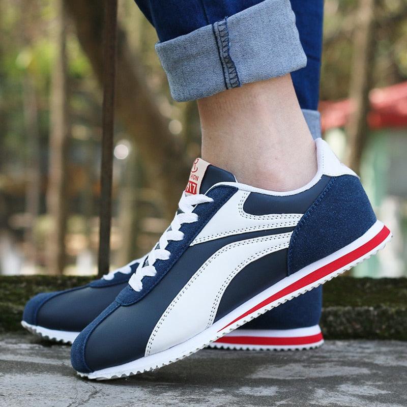 Dunkelblaue Sneaker mit weißem Streifen, rote Akzente, Freizeitschuhe, Unisex, Outdoor.