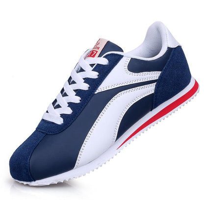 Blauer und weißer Sneaker, Herren-Laufschuh, sportlich, bequem, modisch, mit rotem Akzent.