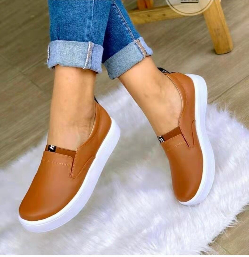 Damen-Sneaker aus braunem Leder, weißer Sohle, bequem, modisch, ideal für Freizeitkleidung.