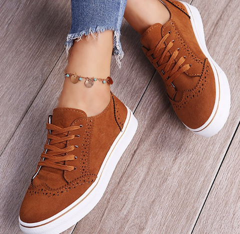 Damen Sneaker braun Wildleder, weiße Sohle, lässig, modisch, bequem, Jeans, Holzfußboden.