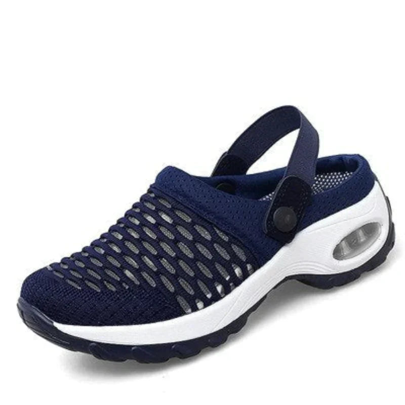 Dunkelblauer Mesh-Clog mit weißer Sohle, atmungsaktiv, ideal für Sommer und Freizeit.