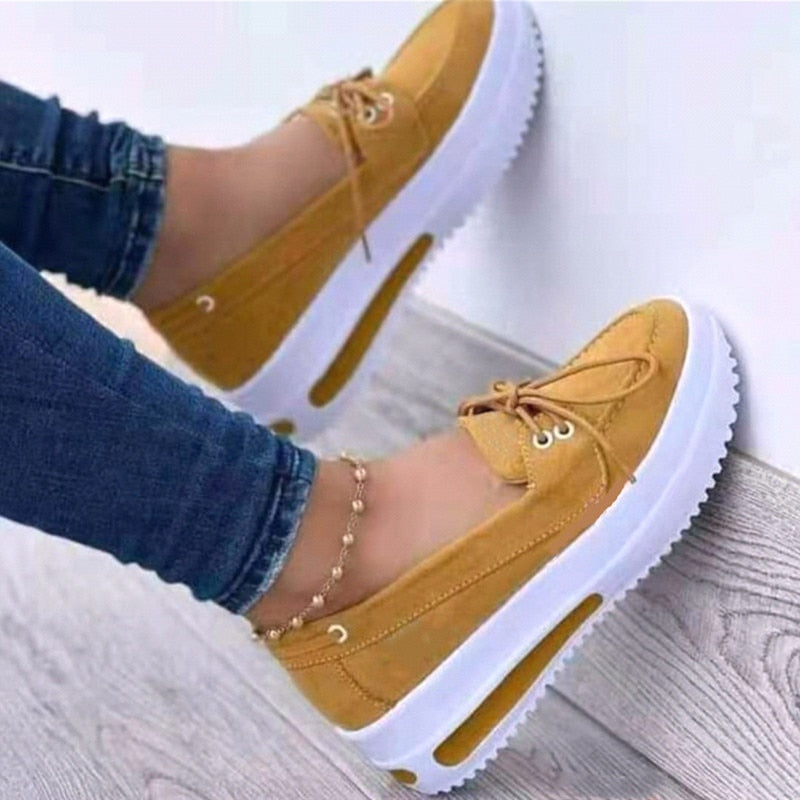 Gelbe Damen-Sneaker mit Plateau, Schnürsenkeln und weißer Sohle, modisch und bequem.