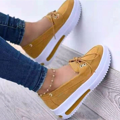 Gelbe Damen-Sneaker mit Plateau, Schnürsenkeln und weißer Sohle, modisch und bequem.