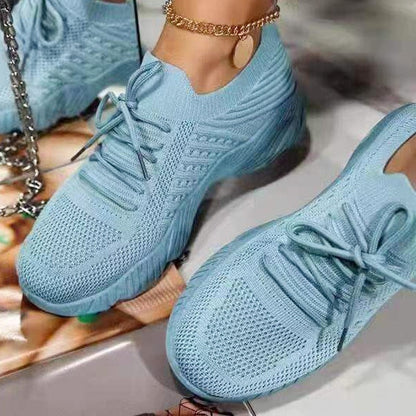 Blaue Damen-Sneaker aus Strickmaterial, atmungsaktiv, modisch, bequem, mit Schnürsenkeln.