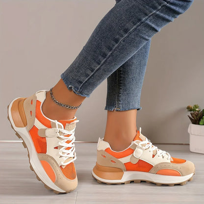 Damen-Sneaker, orange-beige, atmungsaktiv, Freizeit, Mode, Jeans, Holzfußboden, modern.
