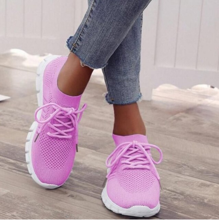Damen Sneaker lila, atmungsaktiv, sportlich, bequem, Freizeit, Mode, Jeans, Holzfußboden.