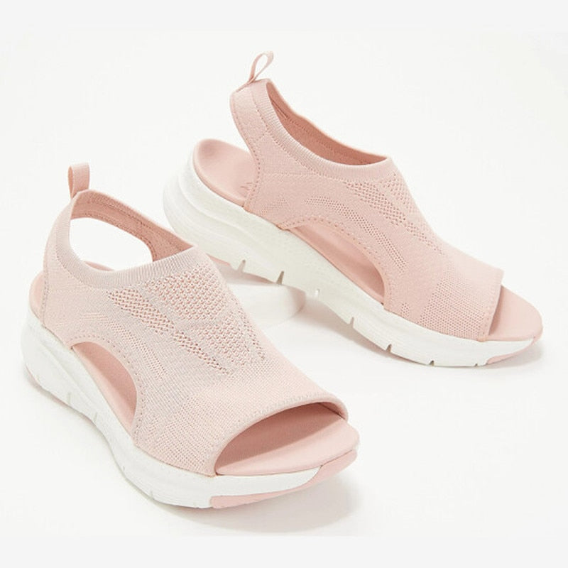 Rosa Damen-Sandalen mit Strickobermaterial, offener Zehenpartie und weißer Sohle.