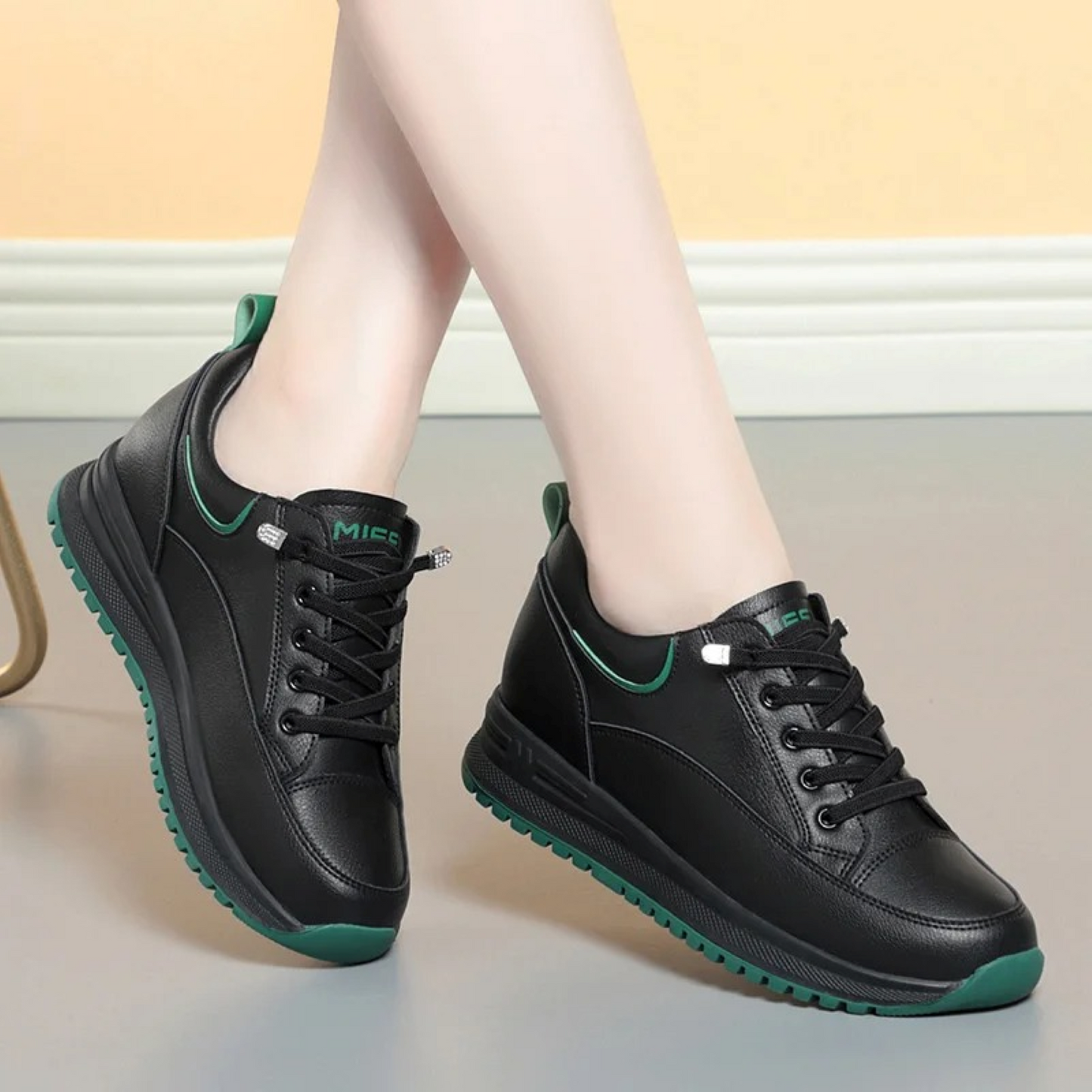 Schwarze Damen-Lederschuhe, feuerfest, wasserdicht, grüne Sohle, modisch, bequem.