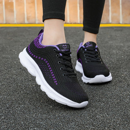 Schwarze Damen-Sneaker mit lila Akzenten, atmungsaktiv, rutschfeste Sohle, modisch.