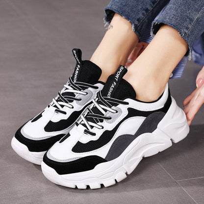 Damen Sneaker, schwarz-weiß, sportlich, atmungsaktiv, modisch, für Freizeit und Sport.