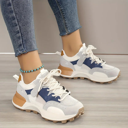 Damen-Sneaker, weiß-blau, Leder, sportlich, bequem, modisch, Jeans, Holzoptik-Boden.