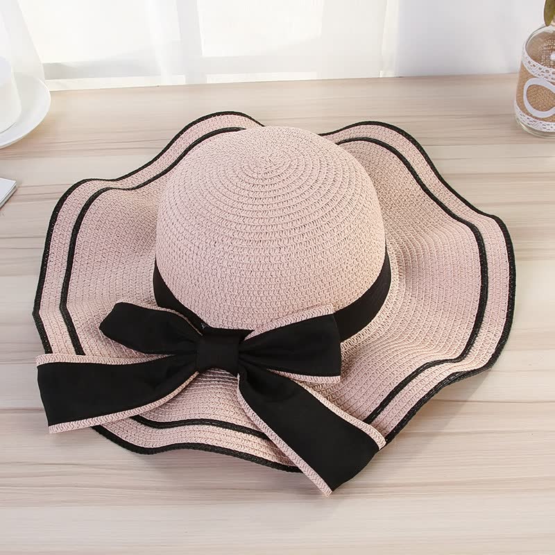 Beiger Damen-Sonnenhut mit schwarzer Schleife, elegantes Sommer-Accessoire, Strandhut.