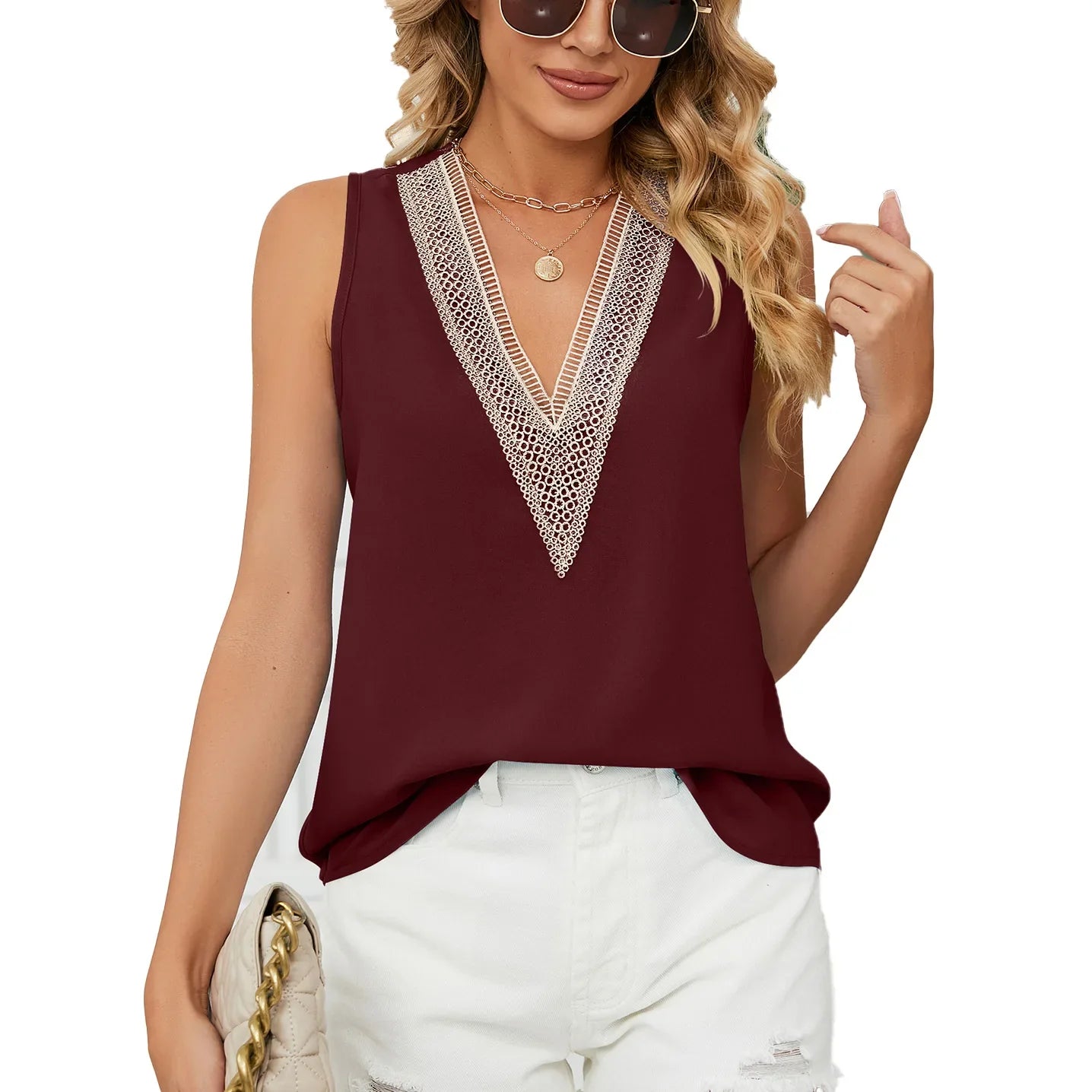 Frau in bordeauxrotem ärmellosen Top mit Spitzenbesatz, weiße Shorts, Sonnenbrille, Sommermode.