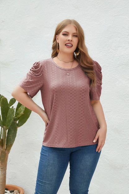 Frau in rosa Spitzenbluse und blauer Jeans vor weißer Wand, Mode, Damenbekleidung, Freizeitlook.